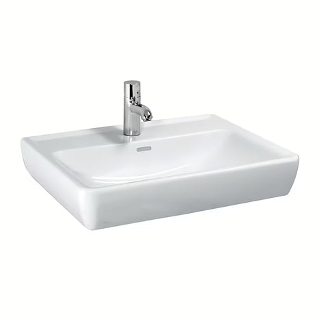 Wiszące ceramiczna umywalka Laufen Pro A 65 x 48 cm w kolorze białym z otworem na baterię pośrodku.