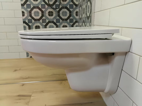 Biała miska WC wisząca Laufen Pro Nordic bez układu spłukującego z oszczędnym spłukiwaniem 2/4 l