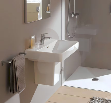 Biała wiszące umywalka ceramiczna Laufen Pro S 70x46,5 cm z otworem na baterię pośrodku.