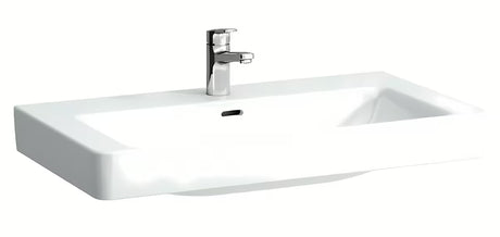 Umywalka meblowa Laufen Pro S 85x46 cm z błyszczącej białej ceramiki z otworem pro baterię pośrodku.