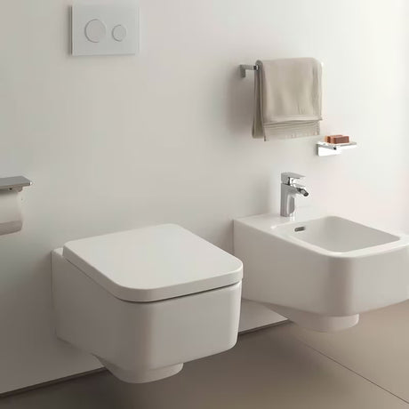 Biały miska WC wisząca Laufen Pro S w bezkołnierzowym wykonaniu bez układu spłukującego i o kwadratowym designie.