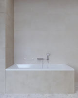 Biały ścienny łazienkowy uchwyt pro dla bezpieczniejszego poruszania się i łatwiejszego wstawania z wanny lub z toalety.