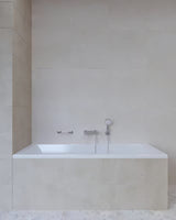 Chromowany ścienny uchwyt Multi do łazienki pro dla bezpieczniejszego poruszania się i łatwiejszego wstawania.