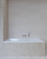 Biały ścienny łazienkowy uchwyt Multi z metalu pro dla bezpieczniejszego poruszania się i łatwiejszego wstawania.