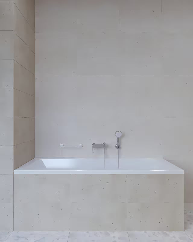 Biały ścienny uchwyt do łazienki pro dla bezpieczniejszego poruszania się i łatwiejszego wstawania z wanny lub z toalety