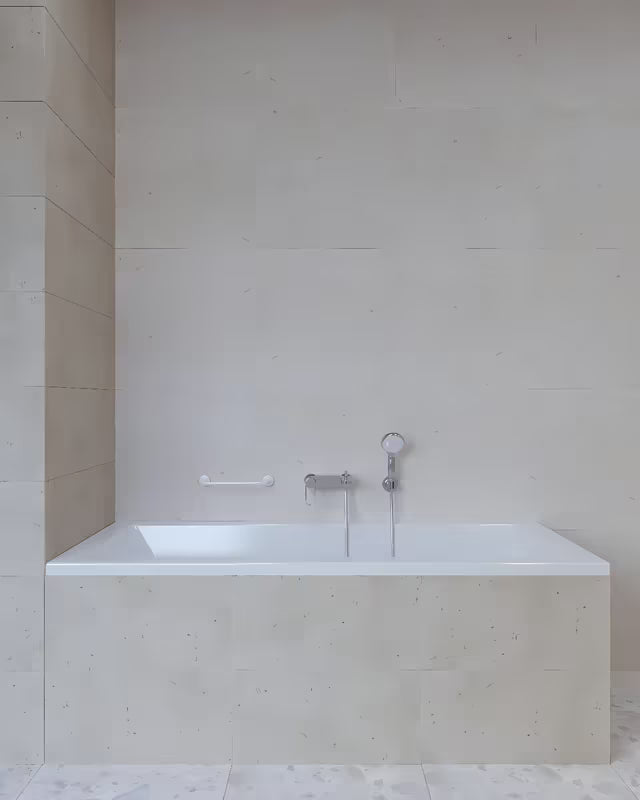 Biały ścienny uchwyt do łazienki pro dla bezpieczniejszego poruszania się i łatwiejszego wstawania z wanny lub z toalety