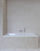 Białe ścienne metalowe uchwyt SIKO Multi do łazienki pro bezpieczniejsze poruszanie się i łatwiejsze wstawanie.