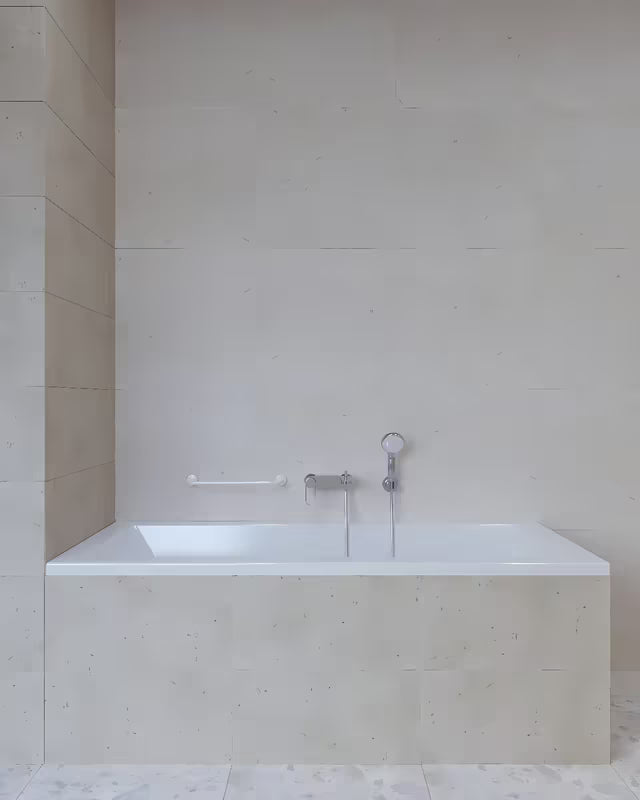 Białe ścienne metalowe uchwyt SIKO Multi do łazienki pro bezpieczniejsze poruszanie się i łatwiejsze wstawanie.