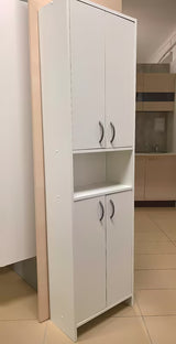 Wysoka szafka łazienkowa Multi Praxis z białej płyty laminowanej z dwiema półkami.