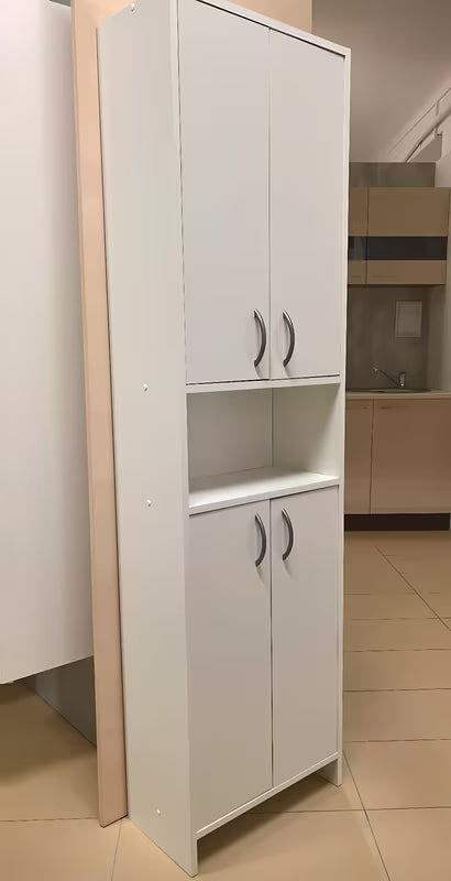 Wysoka szafka łazienkowa Multi Praxis z białej płyty laminowanej z dwiema półkami.