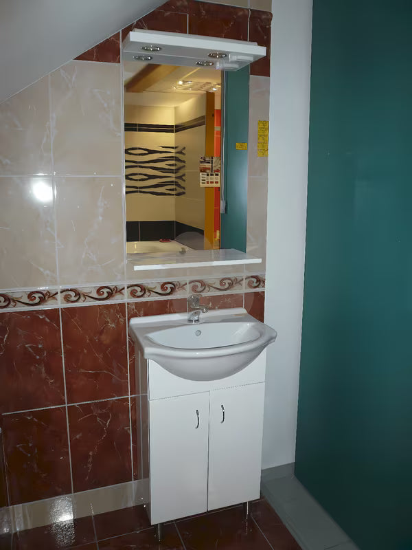 Biała szafka łazienkowa Multi Pro s z ceramiczną umywalką i nierdzewnymi nóżkami