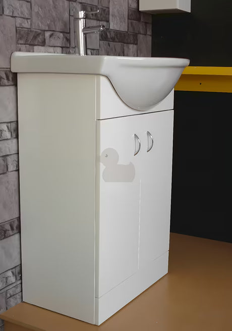 Multi Pro szafka z umywalką ceramiczną w kolorze białym z chromowanymi uchwytami