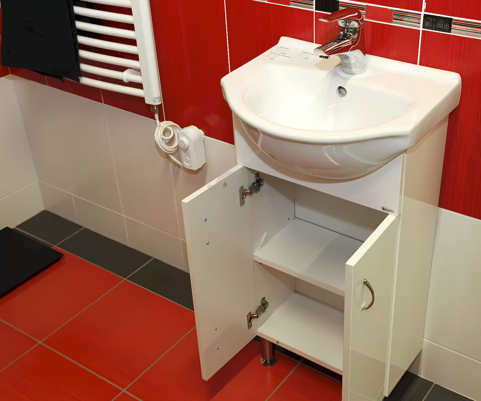 Biała szafka łazienkowa Multi Pro s z ceramiczną umywalką o szerokości 55 cm i nogami ze stali nierdzewnej.