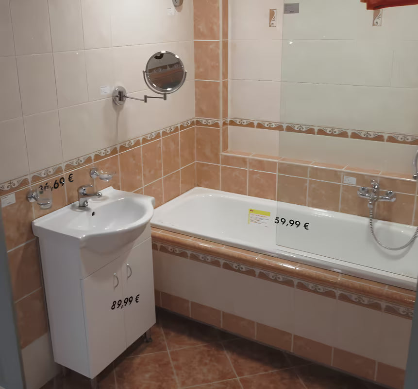 Biała szafka łazienkowa Multi Pro s z ceramiczną umywalką o szerokości 61 cm