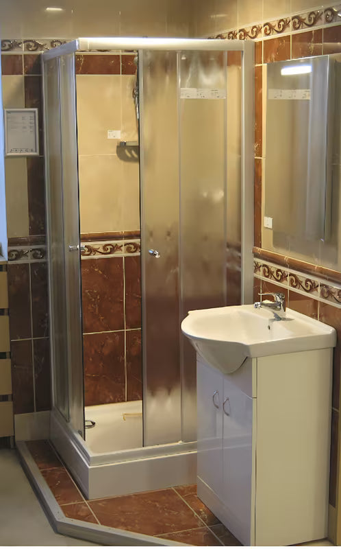 Biała szafka z umywalką Multi Pro 61x50x85 cm z lakierowanymi bokami i frontami