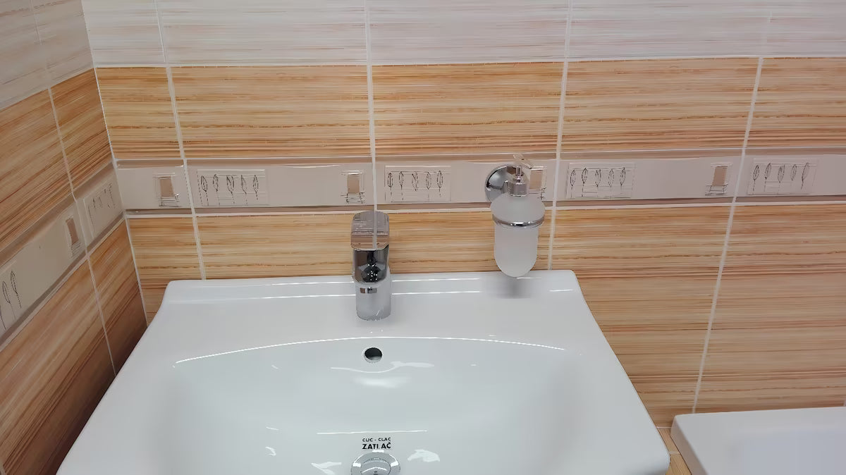 Elegancki dozownik do mydła Multi Simple w wykończeniu chrome pro do codziennego użytku w łazience.
