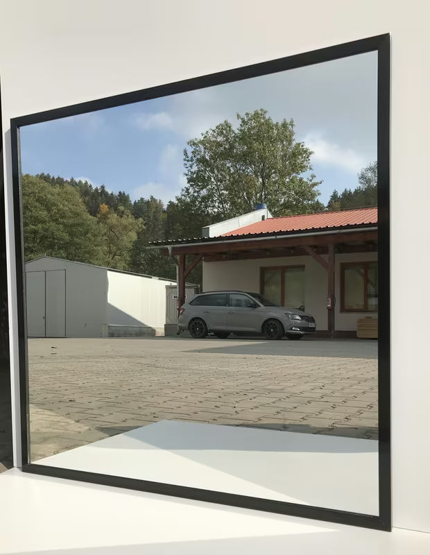 Łazienkowe lustro Naturel z czarną aluminiową ramą o wymiarach 80 x 80 cm.