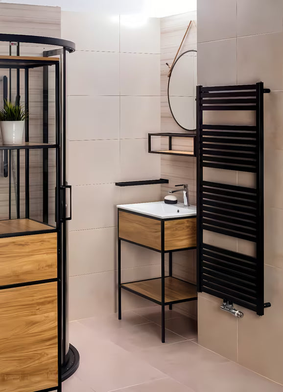 Wisząca półki Naturel Blackframe w dekorze klonu, z czarną metalową ramą i błyszczącą powierzchnią