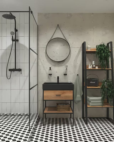 Stojący regał Naturel Blackframe z czarną metalową ramą i płytą MDF w dekorze klonu.