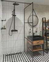 Stojący regał Naturel Blackframe z czarną metalową ramą i płytą MDF w dekorze klonu.