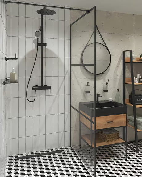 Stojący regał Naturel Blackframe z czarną metalową ramą i płytą MDF w dekorze klonu.