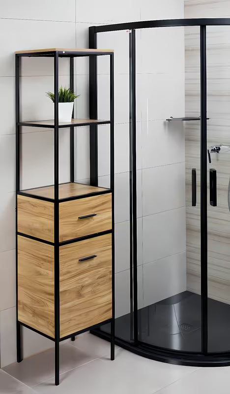 Stojący regał Naturel Blackframe z czarną metalową ramą i płytą MDF w dekorze klonu.