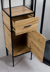 Stojący regał Naturel Blackframe z czarną metalową ramą i płytą MDF w dekorze klonu.