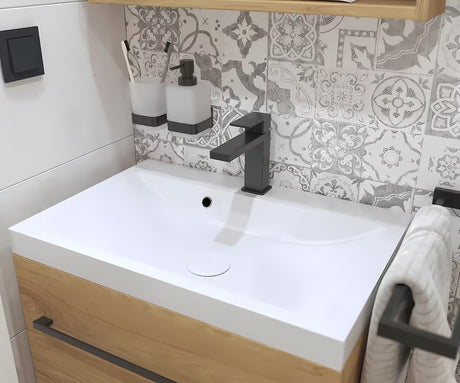 Biała umywalka meblowa Naturel Cube Way 60 x 40 cm z lanego marmuru z otworem na baterię pośrodku