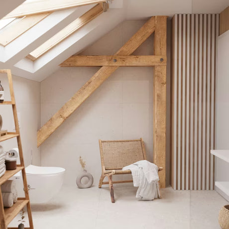 Stojący regał Naturel Home w dekorze orzecha, z litego drewna, z matowym wykończeniem.
