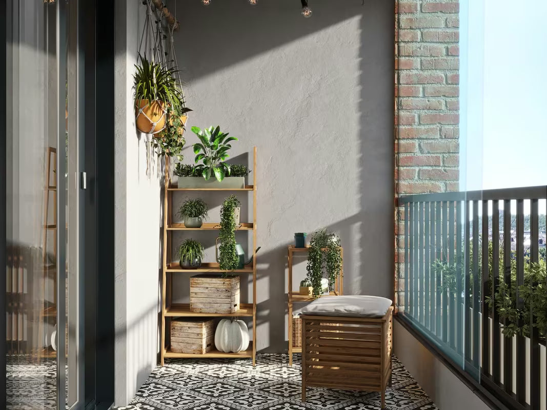 Stojący regał Naturel Home w dekorze orzecha, z litego drewna, z matowym wykończeniem.