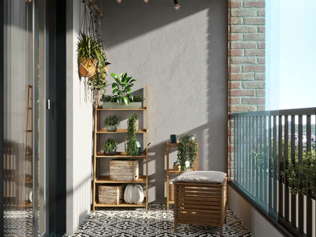 Stojący regał Naturel Home w dekorze orzecha, z litego drewna, z matowym wykończeniem.