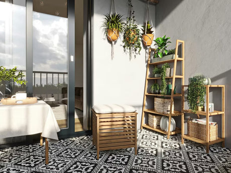Stojący taboret Naturel Home w dekorze orzecha, z matową olejowaną powierzchnią i tekstylnym siedziskiem.