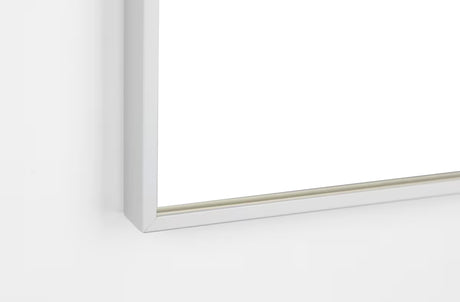 Prostokątne ścienne lustro 63x85 cm w aluminiowej ramie, odpowiednie do nowoczesnej łazienki.