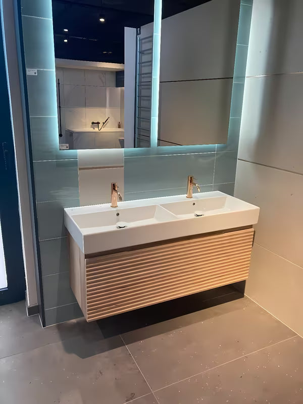 Wisząca szafka łazienkowa Naturel Savona z ceramiczną umywalką podwójną w dekorze dębu halifax