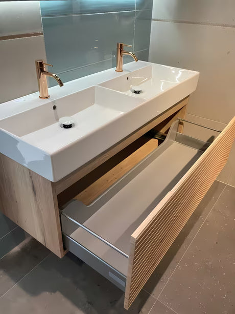 Wisząca szafka łazienkowa Naturel Savona z ceramiczną umywalką podwójną w dekorze dębu halifax