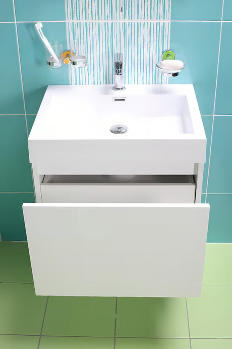 Biała, błyszcząca szafka z umywalką Naturel Verona z dużą szufladą i umywalką z lanego marmuru.