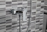 Ścienna jednouchwytowa bateria prysznicowa Optima Cube Way w chromowanym wykończeniu o zaokrąglonym, nowoczesnym designie.