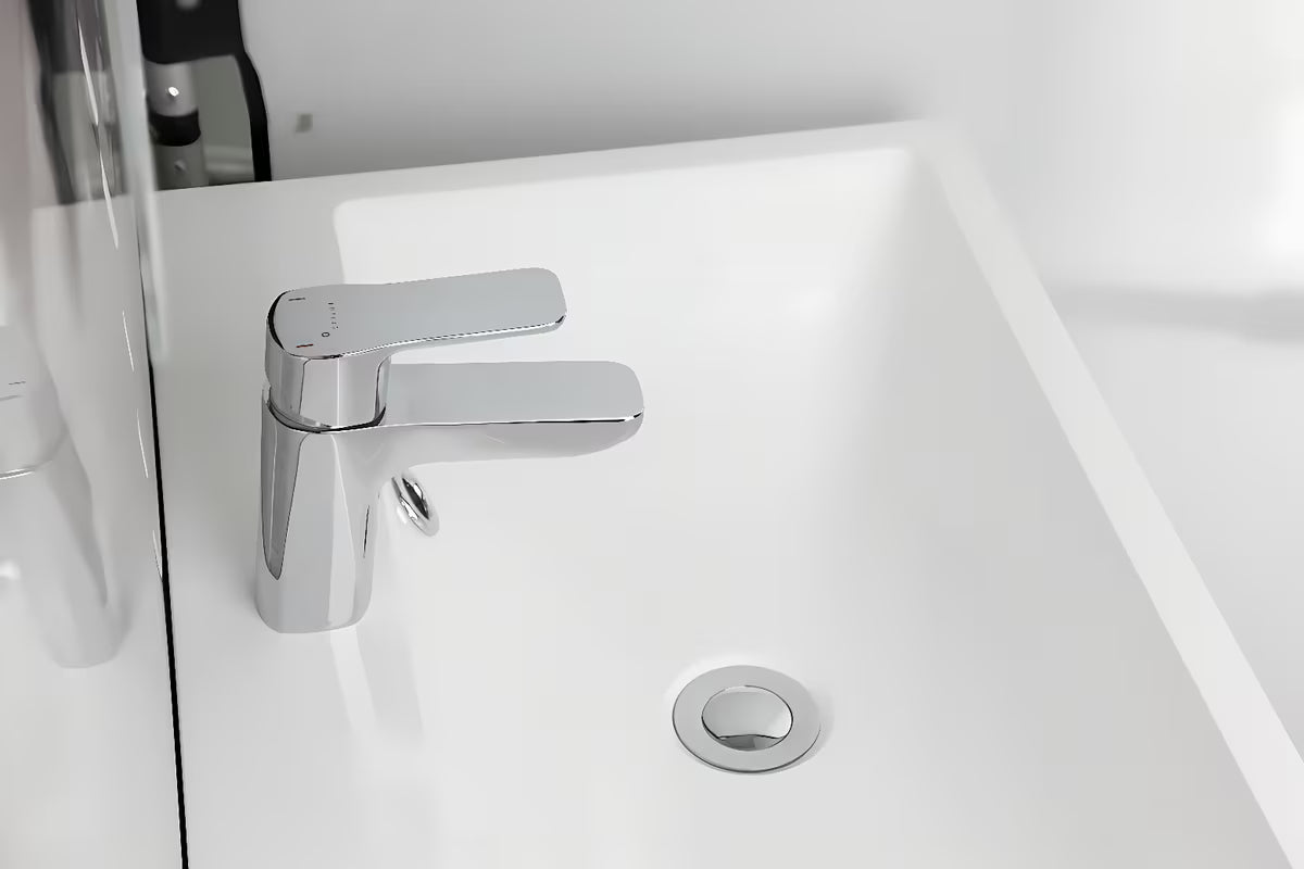Chromowana bateria umywalkowa Optima Cube Way bez odpływu z głowicą ceramiczną i elastycznym perlatorem.