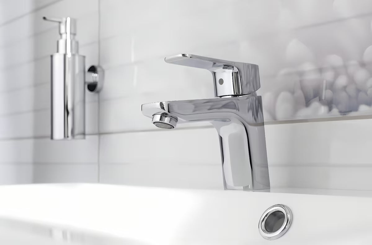 Chromowana bateria umywalkowa Optima Cube Way bez odpływu z głowicą ceramiczną i elastycznym perlatorem.