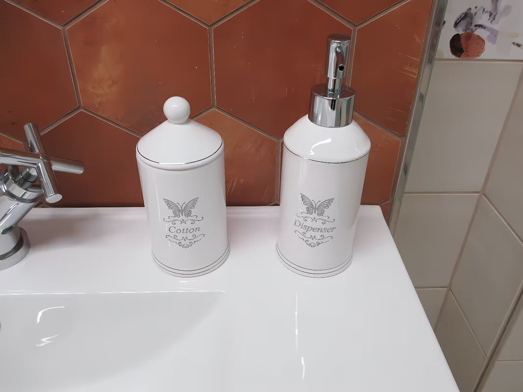 Biały ceramiczny pojemnik z pokrywką Optima Provence jako wolnostojący  dodatek do łazienki