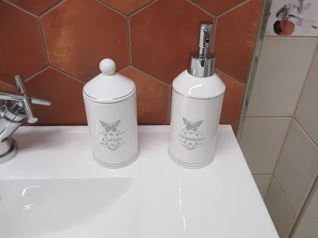 Biały ceramiczny pojemnik z pokrywką Optima Provence jako wolnostojący  dodatek do łazienki