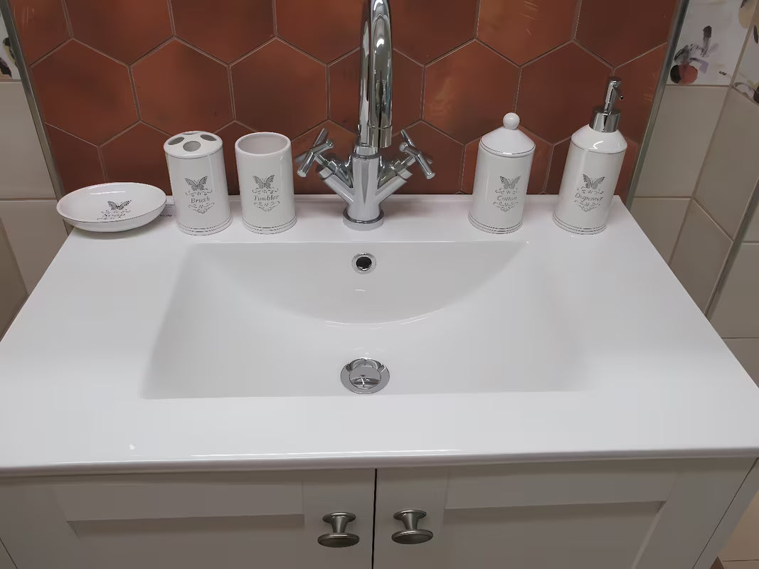 Biały ceramiczny pojemnik z pokrywką Optima Provence jako wolnostojący  dodatek do łazienki