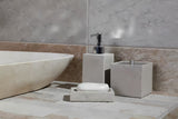 Wolnostojący  mydelniczka Optima Supera z polyresinu w dekorze light-limestone