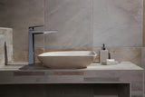 Wolnostojący  mydelniczka Optima Supera z polyresinu w dekorze light-limestone