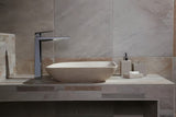Elegancki, wielofunkcyjny pojemnik z pokrywką Optima Supera w wykończeniu light-limestone do łazienki.
