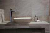 Elegancki, wielofunkcyjny pojemnik z pokrywką Optima Supera w wykończeniu light-limestone do łazienki.