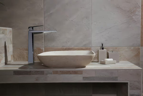 Elegancki, wielofunkcyjny pojemnik z pokrywką Optima Supera w wykończeniu light-limestone do łazienki.