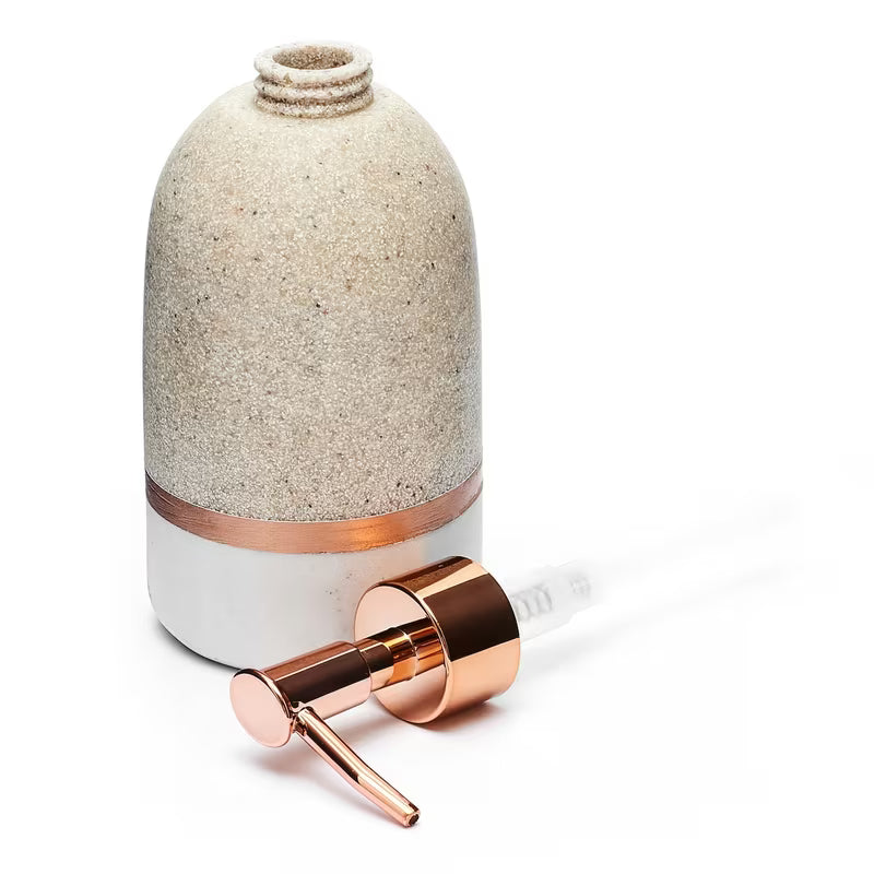 Wolnostojący  dozownik mydła w płynie Optima Tera w dekorze light-limestone z pompką rose gold.