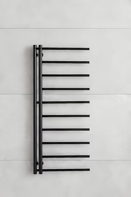 Czarny kombinowany grzejnik łazienkowy P.M.H. Apollo 500x1140 mm ze środkowym podłączeniem 50 mm