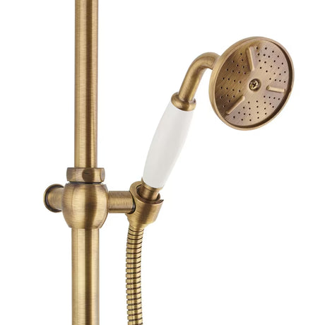 Paffoni Ricordi brązowy system prysznicowy w designie retro z deszczownicą, słuchawką prysznicową i baterią ścienną.